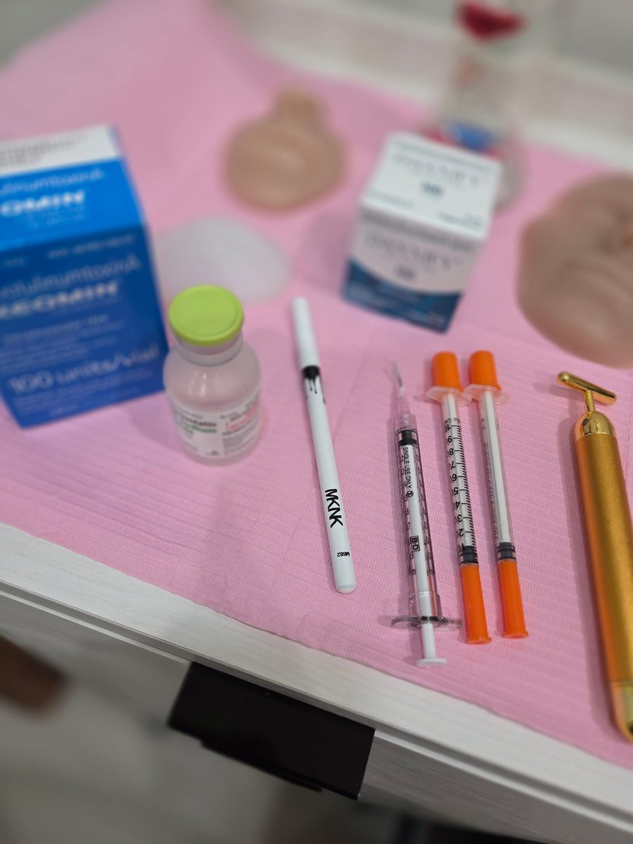 Neurotoxin treatment tray with Xeomin, saline, and single-use syringes